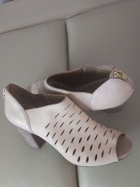 Clarks Okena Posh Leather Light Beige Laser-Cut Peep Toe Mules Size 7.5